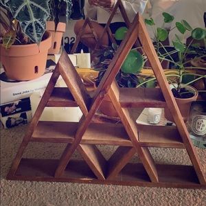 Pyramid shelf